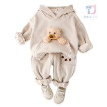 Dwuczęściowy komplet składający się z bluzy i spodni z kieszenią typu kangur i trójwymiarowym elementem Tiny Bear