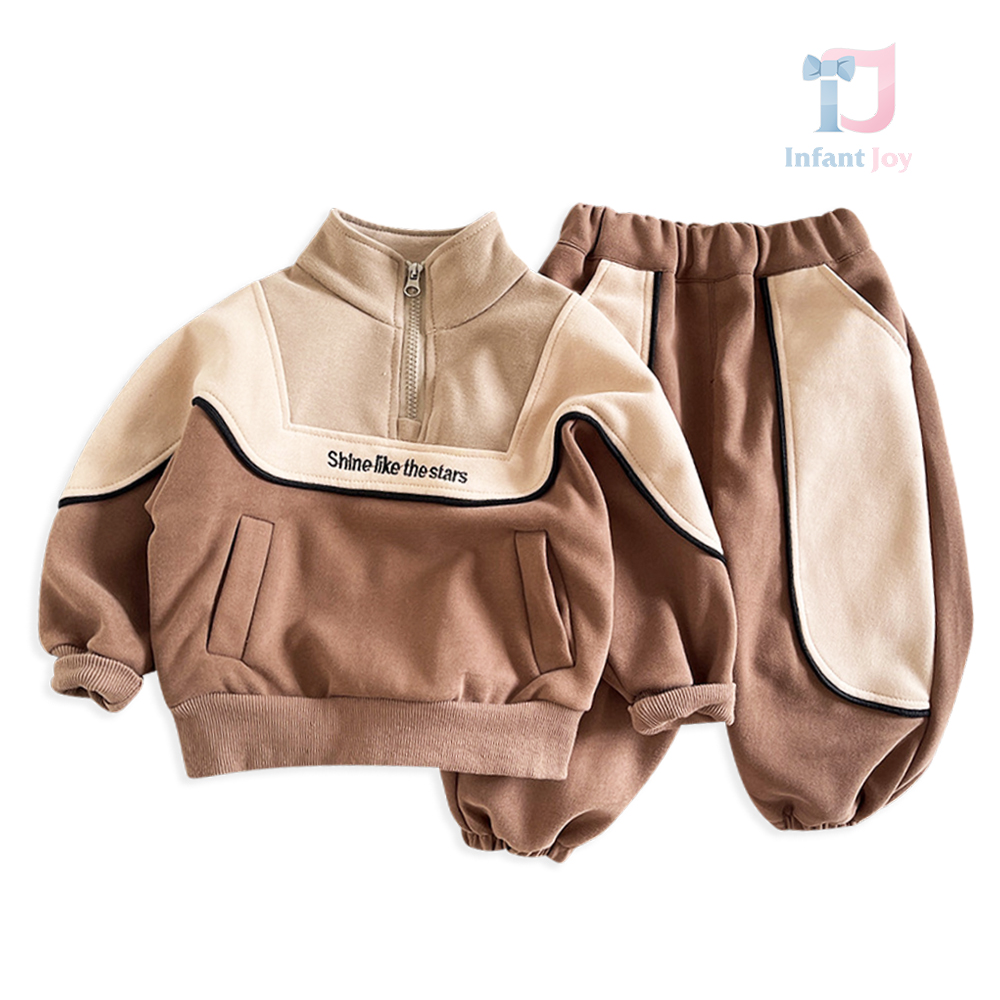 Dwuczęściowy komplet sportowy składający się z bluzy i spodni z wysokim kołnierzem, zamkiem błyskawicznym do połowy i haftem Shine Beige
