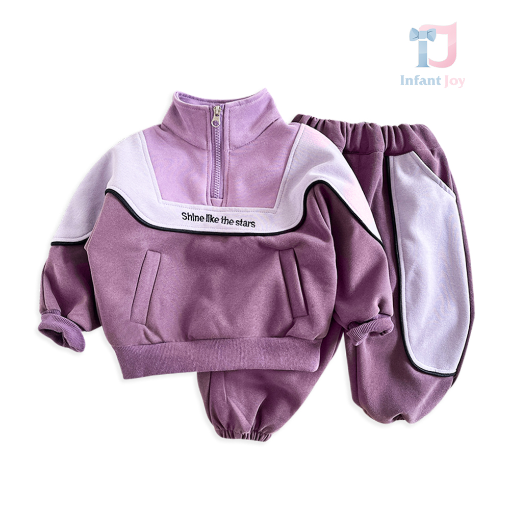 Dwuczęściowy komplet sportowy składający się z bluzy i spodni z wysokim kołnierzem, zamkiem błyskawicznym do połowy i haftem Shine Lilac