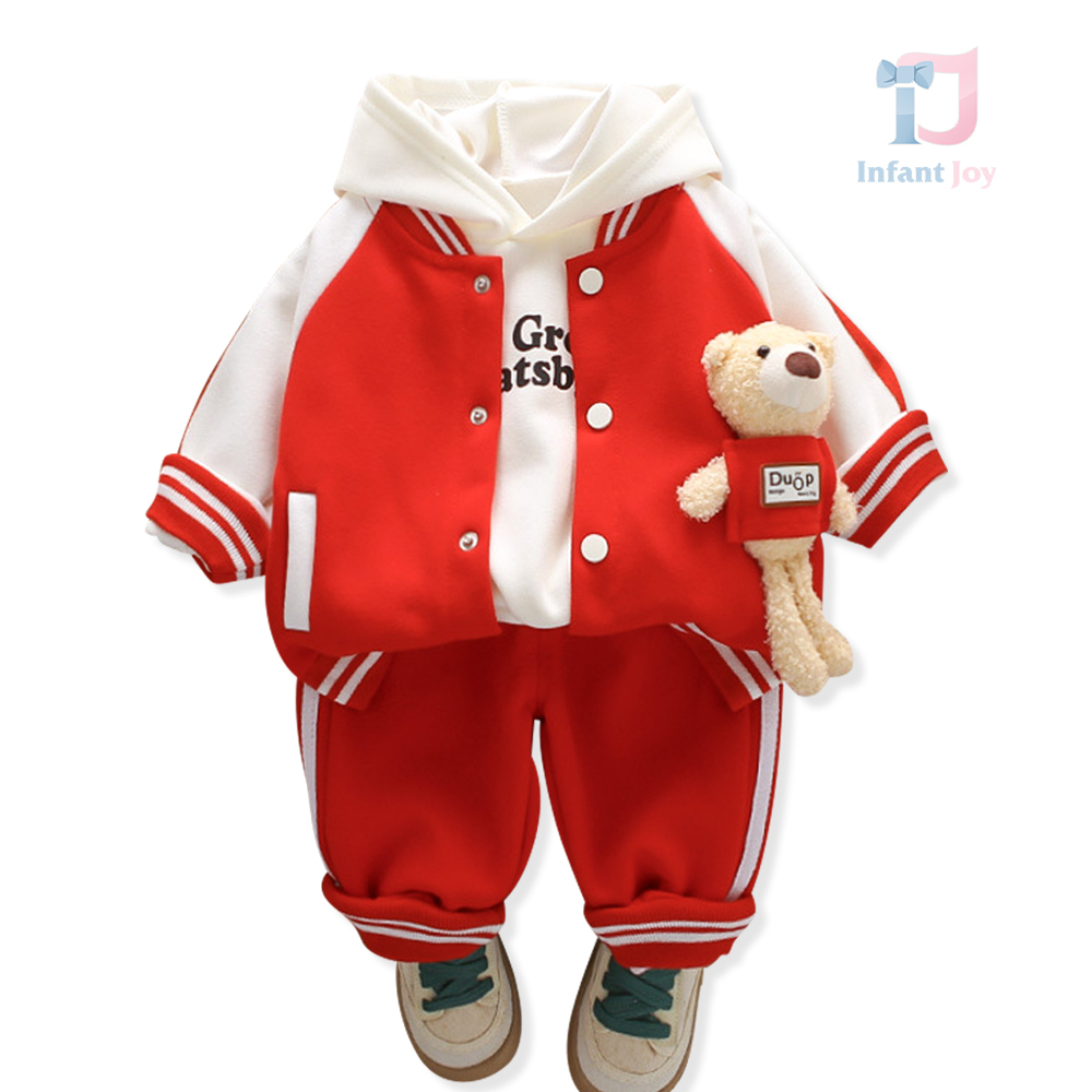 Zestaw składający się z 4 części kurtki typu bomber, bluzy z kapturem, spodni i misia Teddy Varsity Red