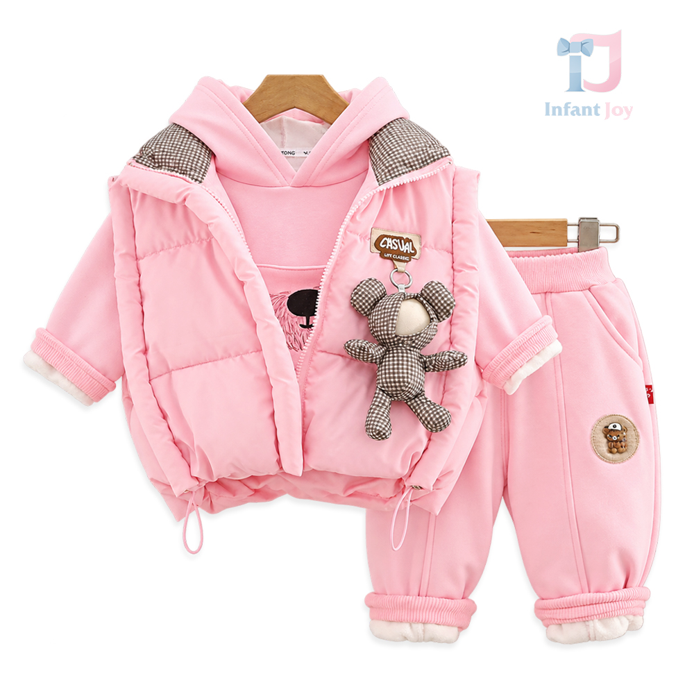 4-częściowy ocieplany komplet z pikowaną kamizelką, zawieszką 3D, bluzą z kapturem i spodniami Bear Buddy Pink